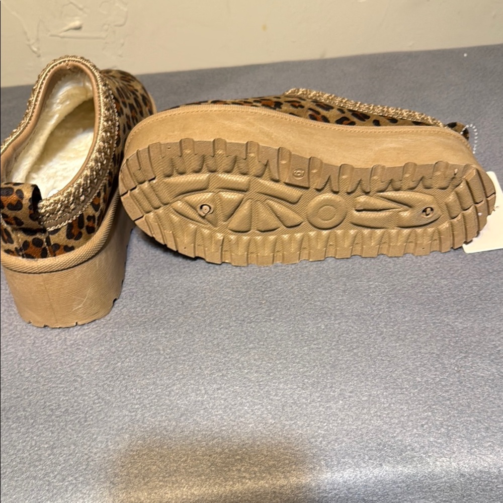 Leopard Print Cozy Slip-Ons - Picture 5 of 6